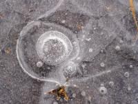 Muster in Eisfläche mit Wellenform und Kreisen